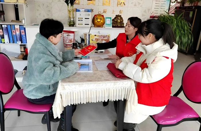 潼关法院党支部深入包联小区开展燃气及消防安全排查。