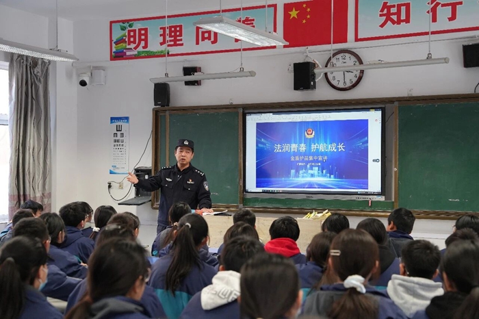 合阳县公安局联合县教体局在全县14所初高中、职中组织开展“法润青春 护航成长”集中宣讲系列活动。