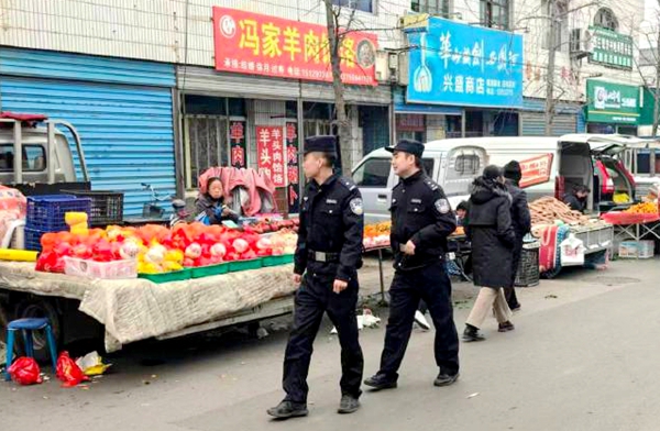 韩城昝村派出所开展集市巡逻防控工作.