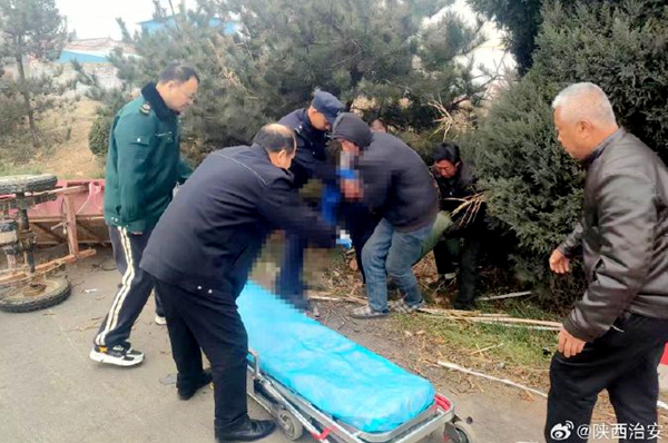 合阳公安救助交通事故受伤群众.