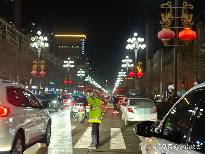 韩城交警坚守“护学岗”，用责任与担当为孩子们筑起一道安全防线。