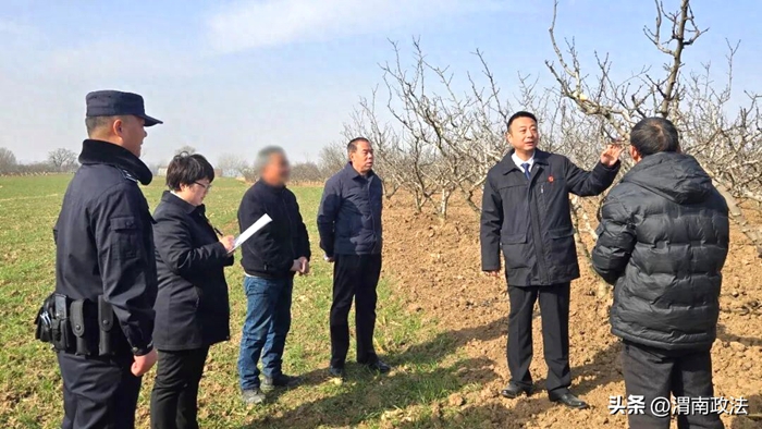 华州区法院高塘法庭成功调解一起因树木遮挡影响相邻农作物生长的邻里纠纷。 华州区法院高塘法庭成功调解一起因树木遮挡影响相邻农作物生长的邻里纠纷。