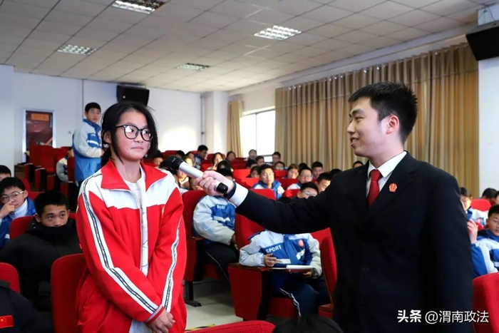 潼关法院法官助理解红军走进县四知学校,为同学们带来了一堂普法讲座。 潼关法院法官助理解红军走进县四知学校,为同学们带来了一堂普法讲座。