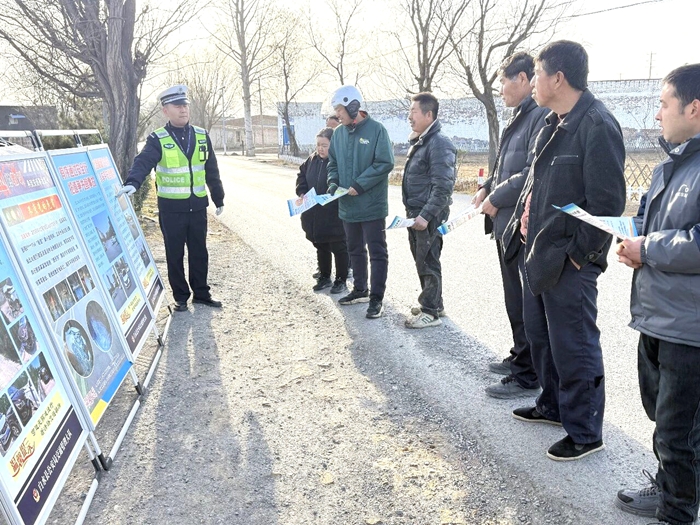白水公安交警持续开展交通安全宣传活动。 白水公安交警持续开展交通安全宣传活动。