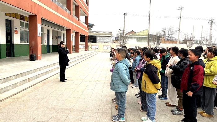 富平县检察院为雷村小学优秀普法学生赠礼。