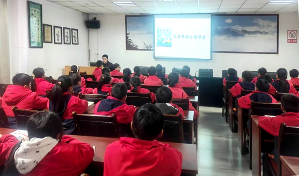 华阴法院进校园开展普法讲座。