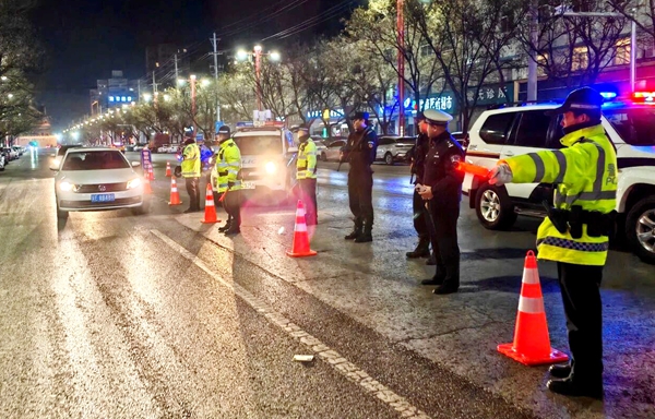 大荔县公安局交通管理大队与巡特警大队联合开展集中整治行动。