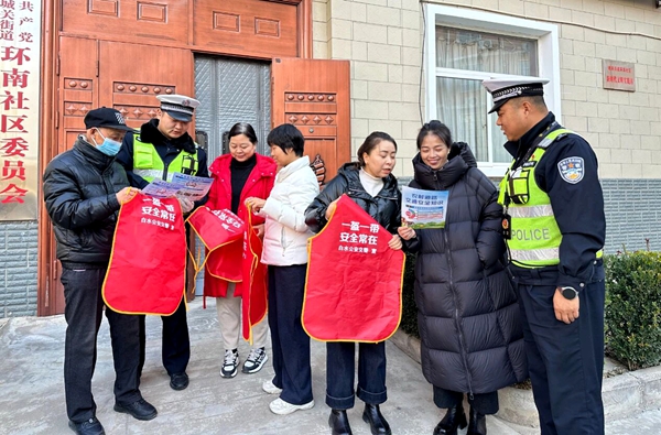 白水交警深入辖区环南社区开展交通安全宣传活动。