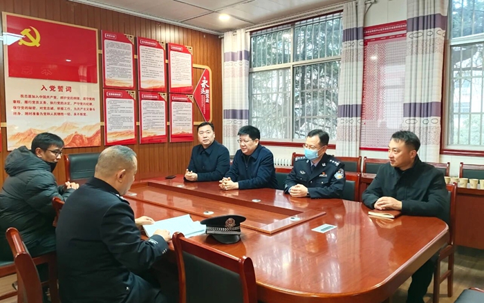 潼关县委常委、政法委书记赵亮调研指导县职教中心平安校园建设工作。