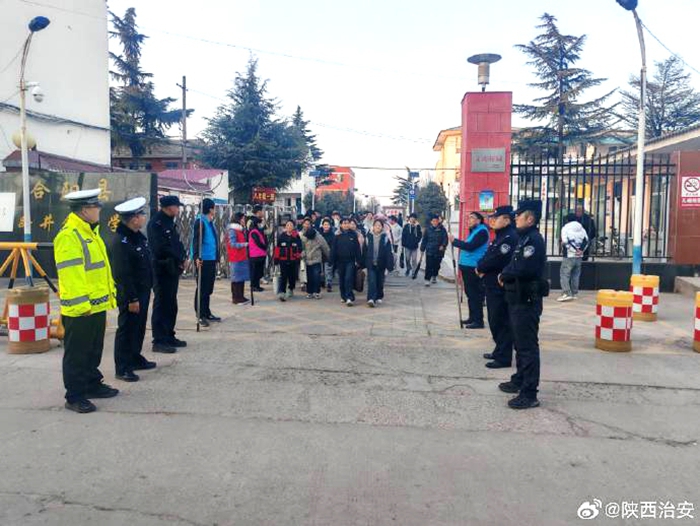 渭南合阳路井派出所与交警部门联动配合开展“护学勤务”。