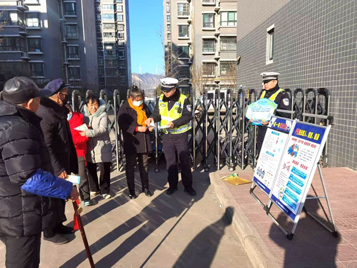 韩城公安交警开展冬季交通安全宣传活动。