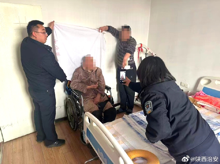 韩城民警移动式办理身份证。