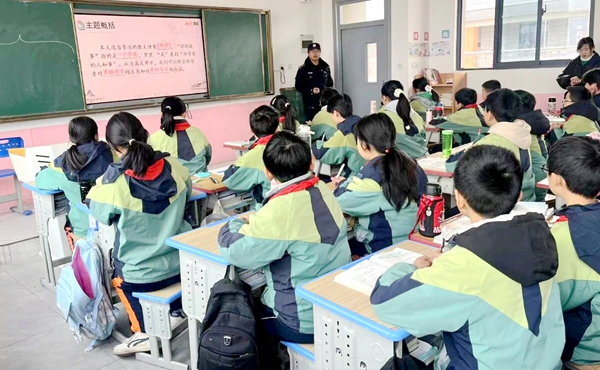 潼关公安开展校园安全专项检查与法治宣讲活动。