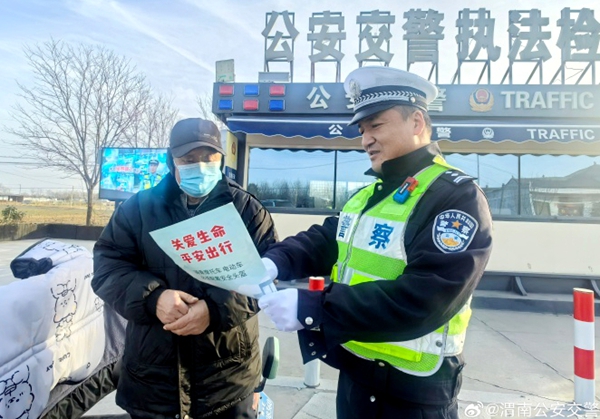 蒲城交警将违法整治与宣传教育深度融合，守护群众出行安全。