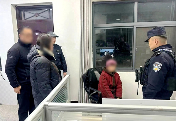 华阴公安暖心救助走失老人平安归家.