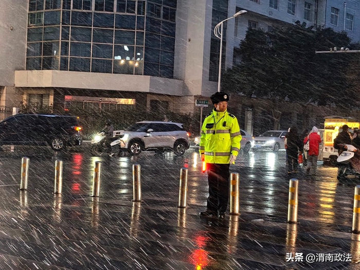 韩城交警全体民辅警坚守岗位、冒雪执勤，全力保障辖区道路交通安全有序。