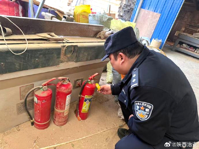渭南合阳金水派出所组织社区民辅警开展安全检查。