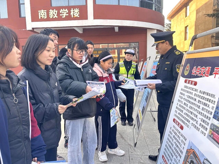 白水县公安局交通管理大队携手交通运输部门，走进职业中学开展交通安全宣教活动。