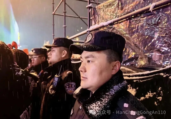 韩城公安风雪坚守保民安。