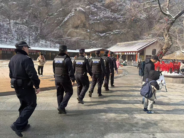 华阴公安巡逻执勤守护景区平安。