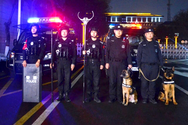 大荔巡特警用坚守绘就新年平安图景。