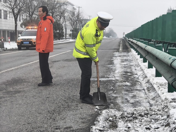 华州交警对310国道两侧积雪开展集中清理作业。