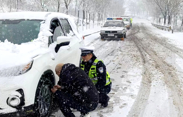 元旦期间，白水公安交警平安护航“不打烊”。