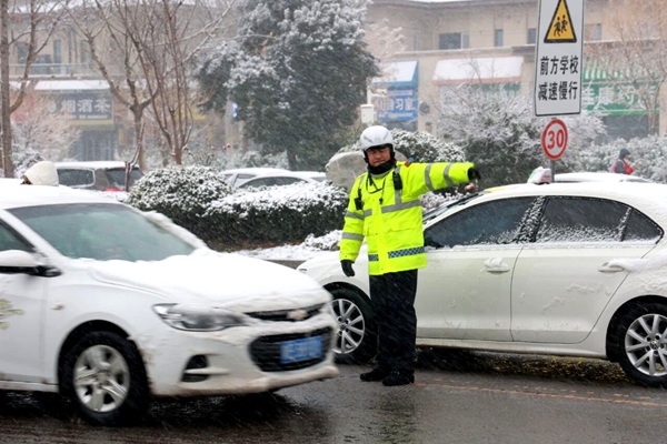 大荔交警雪天执勤保通畅。