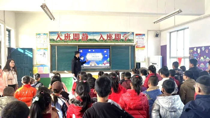 合阳民警走进中心小学开展“法治进校园”活动。 合阳民警走进中心小学开展“法治进校园”活动。