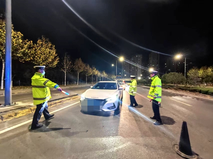 韩城市公安局交通管理大队持续开展酒醉驾专项夜查整治行动。 韩城市公安局交通管理大队持续开展酒醉驾专项夜查整治行动。