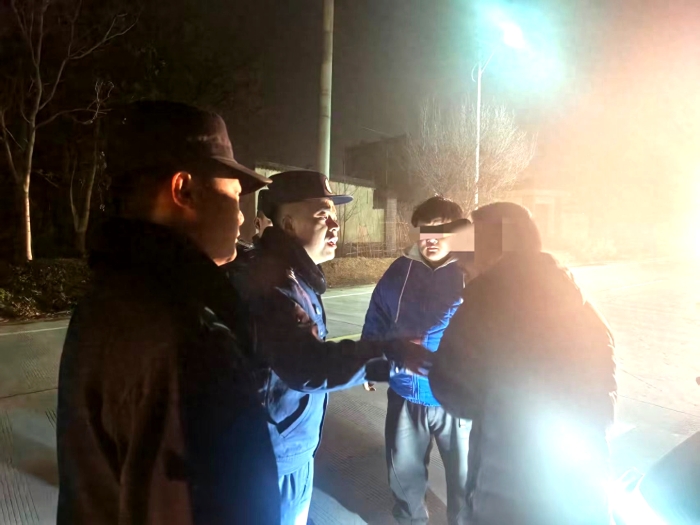 华阴民警妥善救助走失男子。 华阴民警妥善救助走失男子。