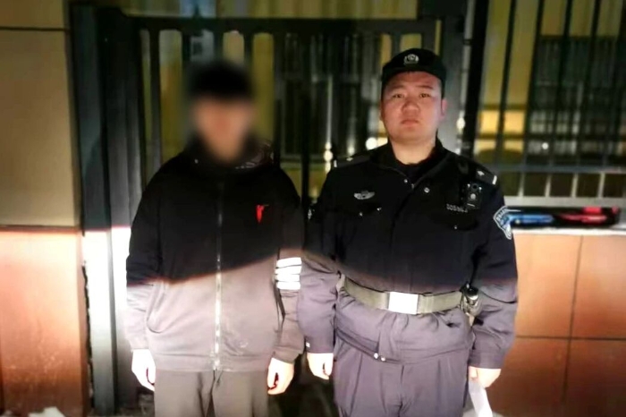 少年深夜徘徊街头,大荔公安民警暖心救助护归途。 少年深夜徘徊街头,大荔公安民警暖心救助护归途。