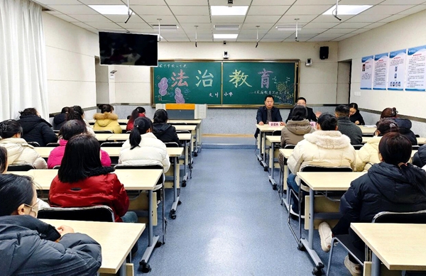 潼关法院走进学校为学生家长讲法治教育课。 潼关法院走进学校为学生家长讲法治教育课。