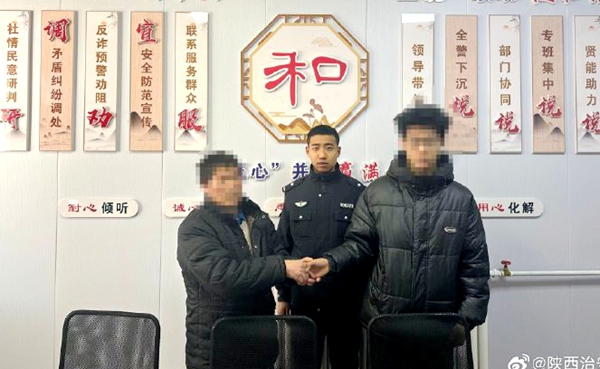 合阳公安帮助群众调解矛盾纠纷。 合阳公安帮助群众调解矛盾纠纷。