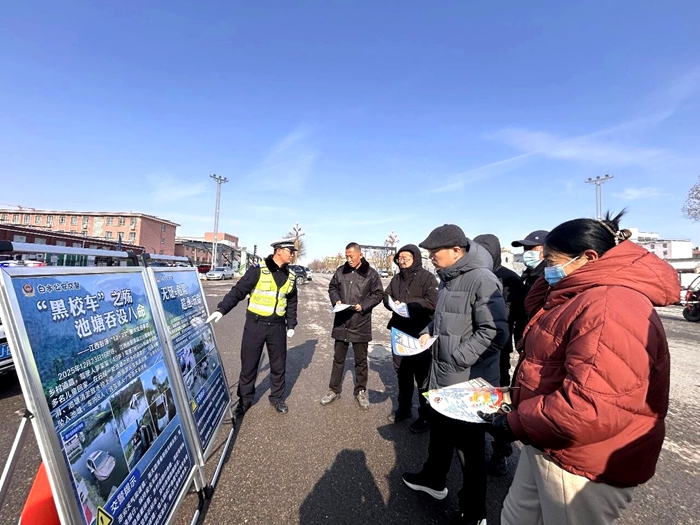 白水县公安局交通管理大队在白水中学门口向广大家长及学生开展交通安全宣传。
