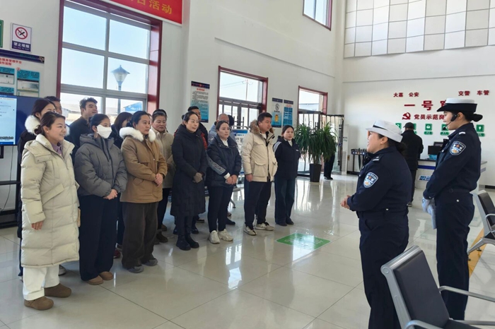 大荔县公安局交通管理大队车管所举办“警营开放日”活动。