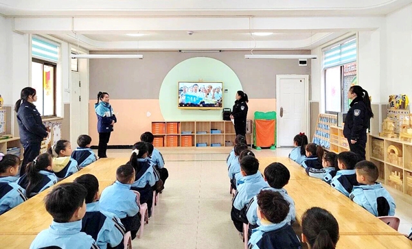 潼关县公安局岳渎派出所法治副校长巩娟走进辖区爱心幼儿园开展法治安全启蒙活动。