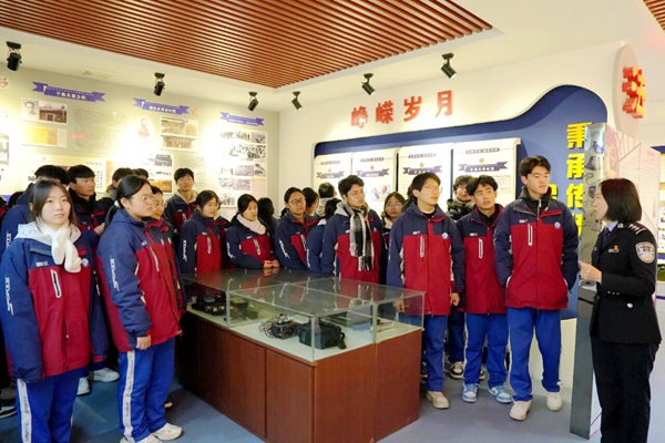 合阳县公安局组织开展警营开放日活动。