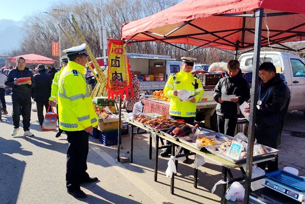 华州公安交警巧借“赶集日”开展交通安全宣传。