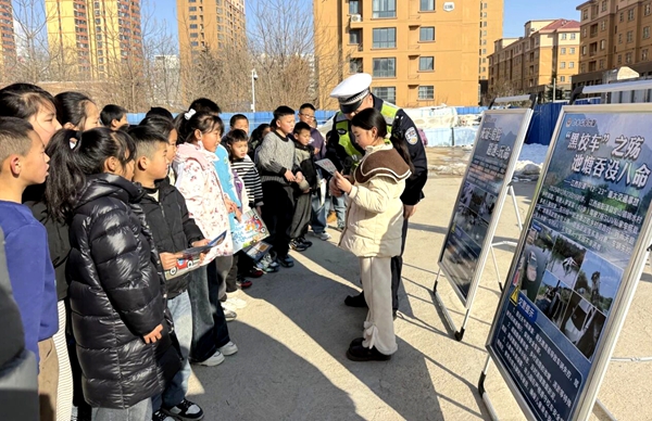 白水交警走进仓颉小学开展交通安全宣传教育活动。