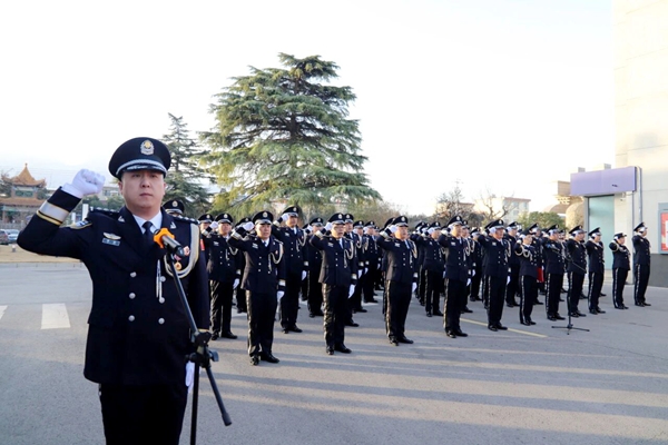 华州公安举行第六个中国人民警察节升警旗暨荣誉仪式。 华州公安举行第六个中国人民警察节升警旗暨荣誉仪式。