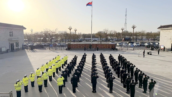 白水公安举行庆祝第六个中国人民警察节升警旗仪式。 白水公安举行庆祝第六个中国人民警察节升警旗仪式。