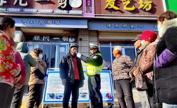 蒲城交警开展交通安全警示宣传教育活动。 蒲城交警开展交通安全警示宣传教育活动。