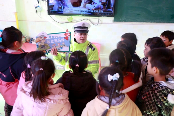 大荔交警开展交通安全宣传活动。 大荔交警开展交通安全宣传活动。