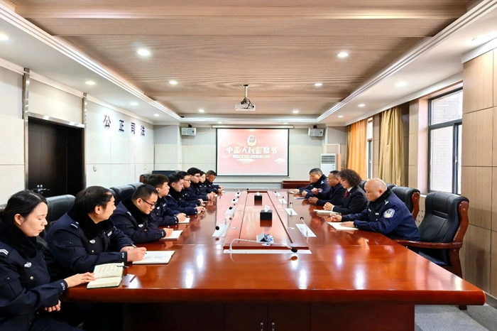 关法院开展庆祝第六个中国人民警察节活动。 关法院开展庆祝第六个中国人民警察节活动。