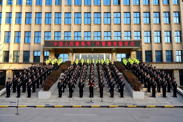 大荔县公安局举行2026年中国人民警察节升警旗宣誓仪式。 大荔县公安局举行2026年中国人民警察节升警旗宣誓仪式。