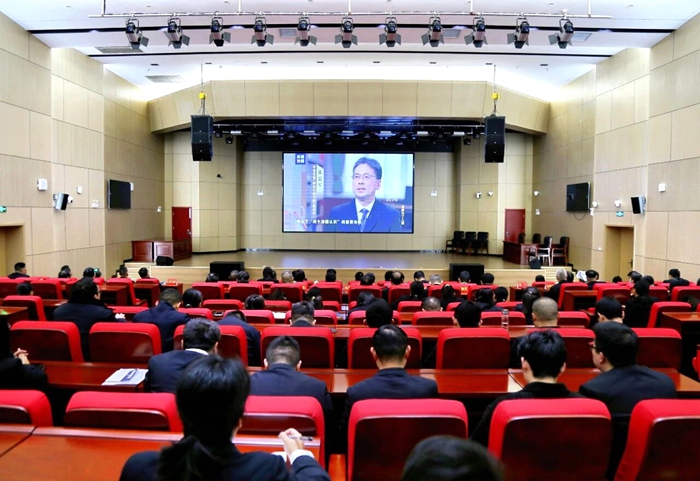 大荔法院组织全体法官干警集中观看警示教育片。
