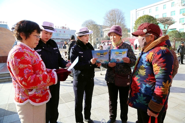 潼关交警用贴近群众的宣传形式传递安全理念。