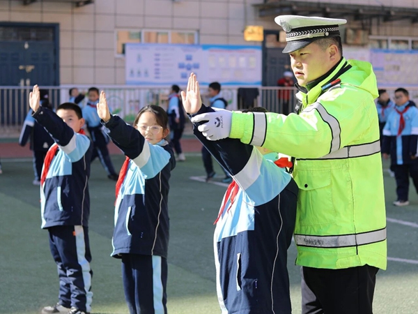 临渭交警进校园宣传交通安全知识。