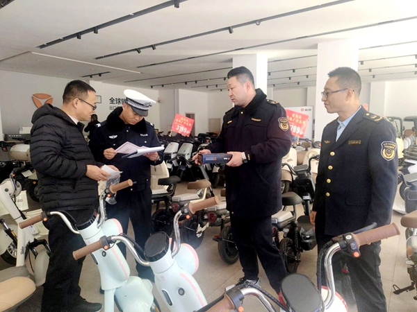 白水车管所联合市场监督管理局在辖区内开展电动自行车专项检查行动。